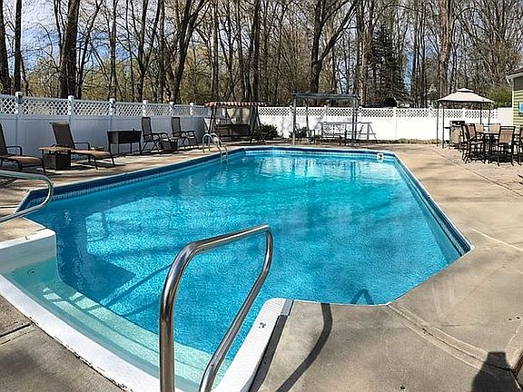 Heated Pool w/ jetted stairs
