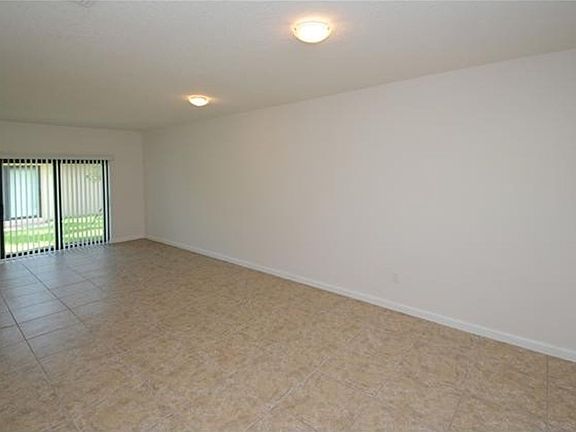 4th image of 1025 NE 10th Ave APT 2