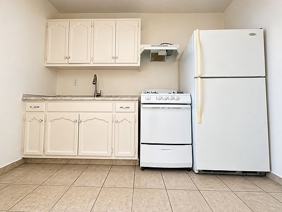 5th image of 265 S Manhattan Pl APT 14