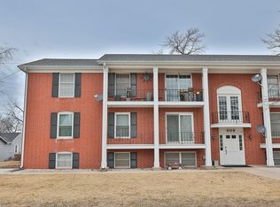 909 W 1st St APT 2, Pella, IA 50219