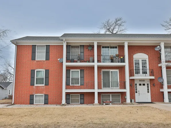 909 W 1st St APT 2, Pella, IA 50219