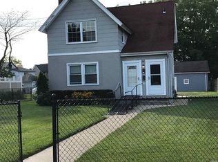 78 Clinton St, Farmingdale, NY 11735