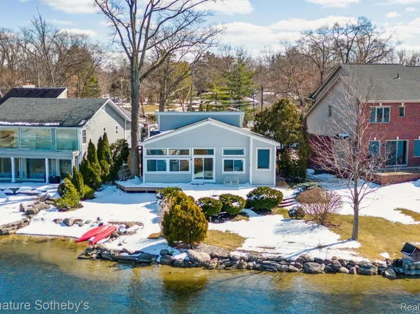 2334 Solano Dr, Wolverine Lake, MI 48390