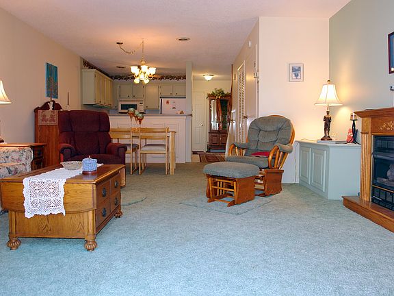 4th image of 32 Lakeshore Ter #90
