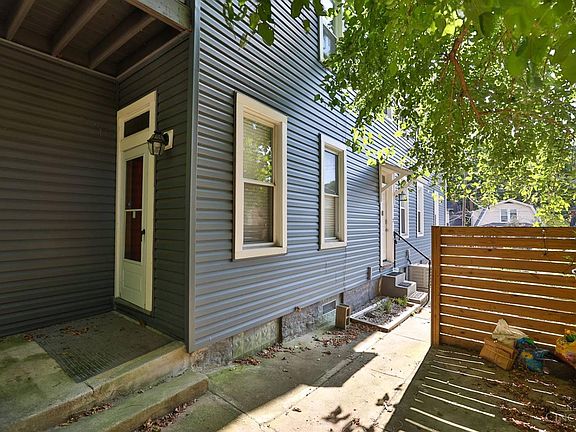 3rd image of 3853 Vine St