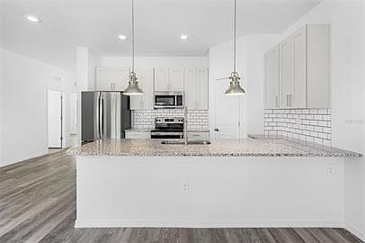 4th image of 627 SE 13th Pl #627
