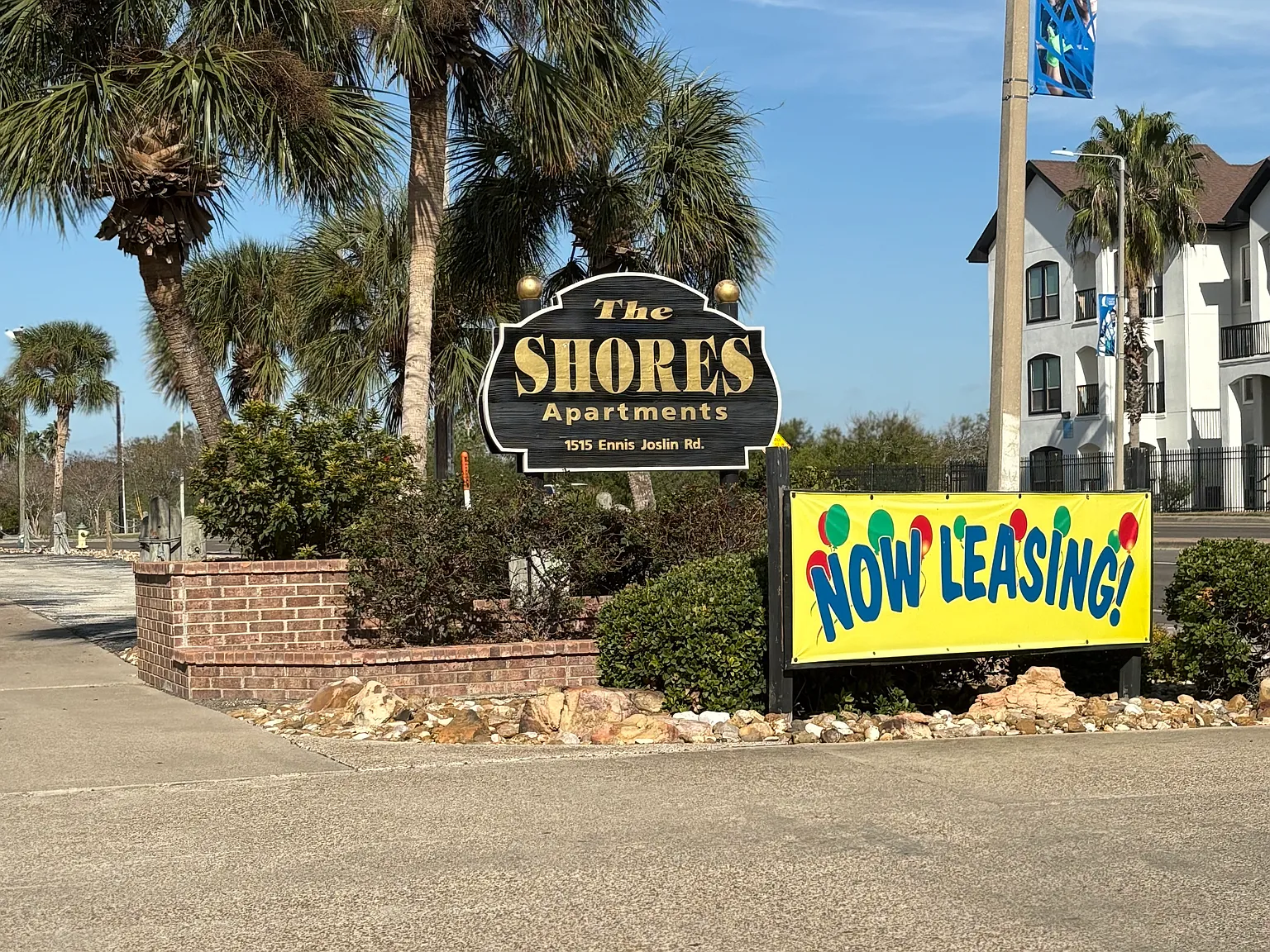 The Shores Apartments — Photo 2