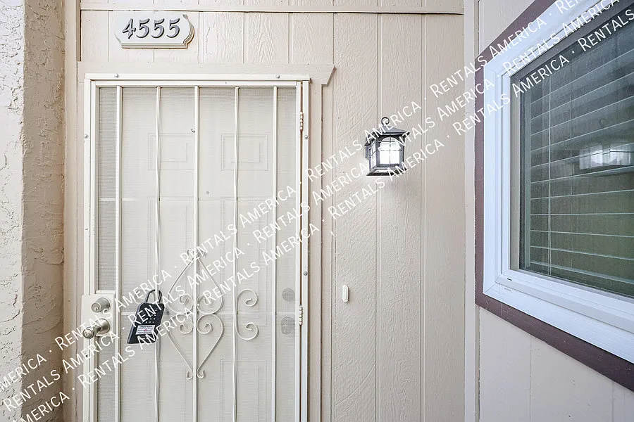 Amazing 2 BR / 2 BA North Glendale Townhome off Bellair Golf Park — Photo 4