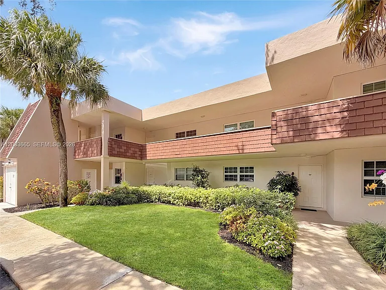 3641 Oaks Clubhouse Dr #201 — Photo 1