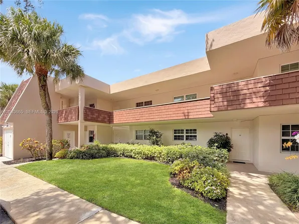 3641 Oaks Clubhouse Dr APT 201, Pompano Beach, FL 33069