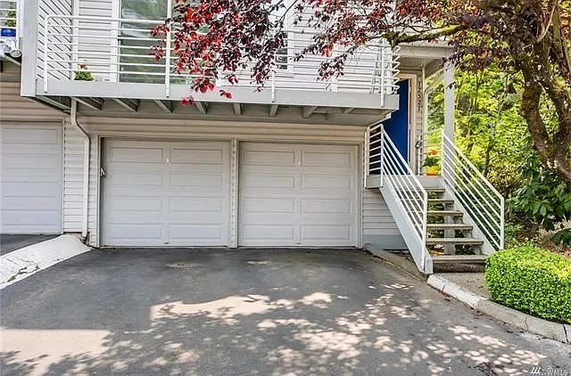 Beautiful 2 Bed 1.5 Bath in Sought After Woodridge, Bellevue. — Photo 2