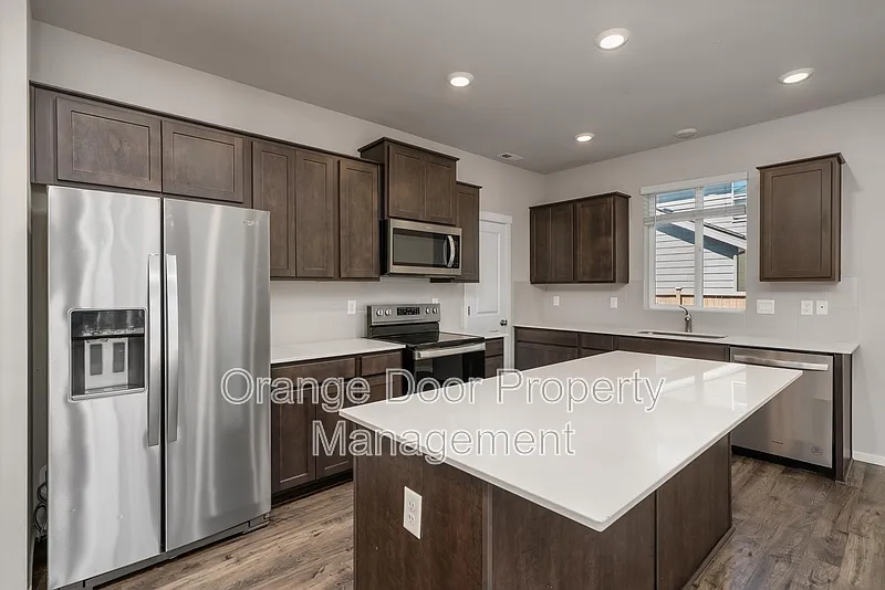 4 bed, 2.5 bath, 2500 sqft, $3,300 — Photo 3