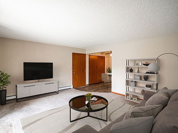 Bismarck, ND Eastbrook Apartments | Living