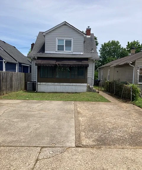 2124 Crittenden Dr — Photo 9
