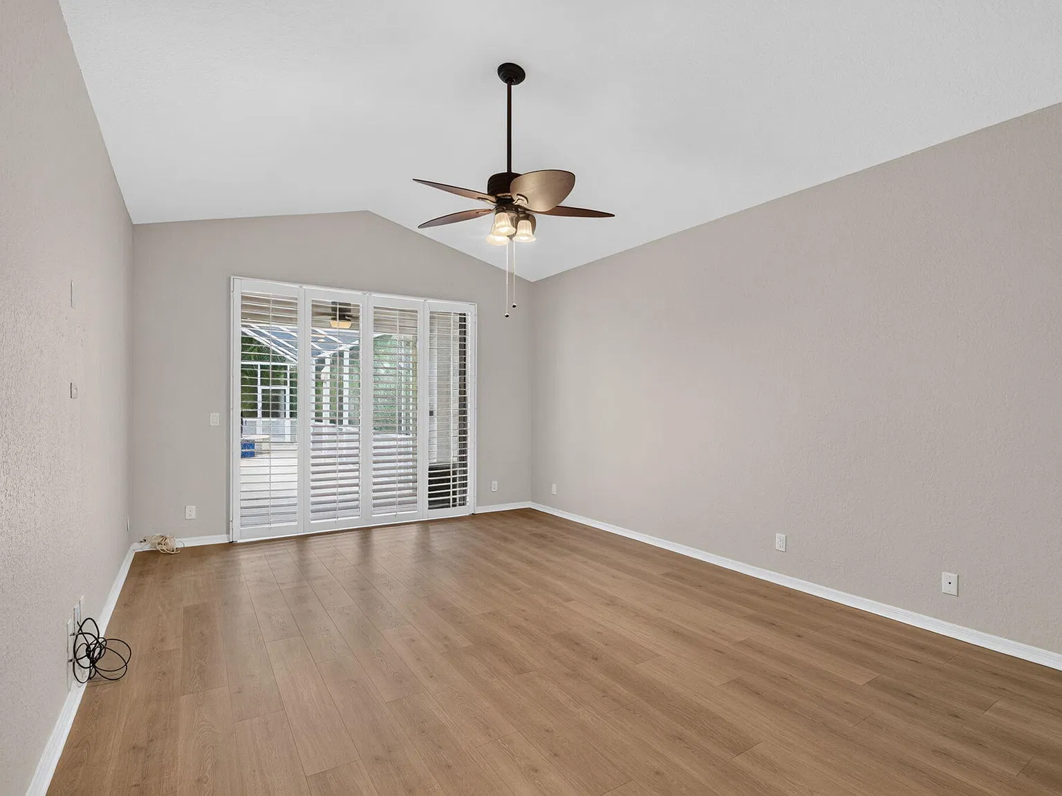 5 bed, 3.5 bath, 3035 sqft, $6,100 — Photo 3
