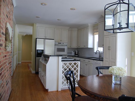 Granite countertops & eat in