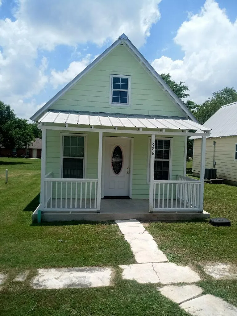 Building Photo - 884 Lakeview Dr