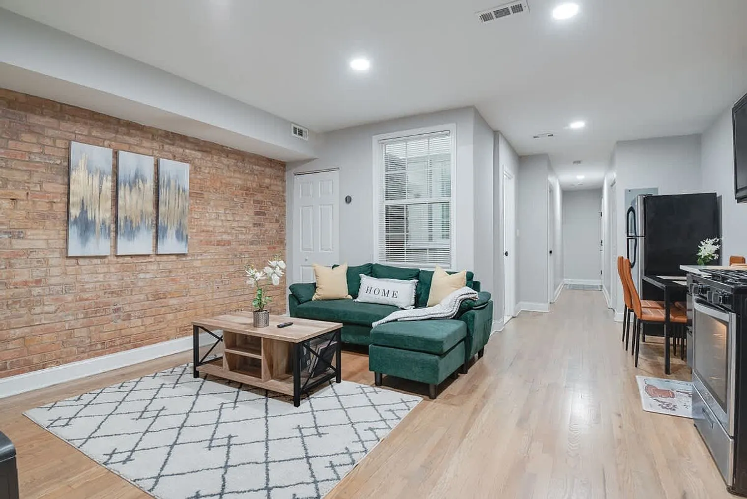 6 bed, 4.0 bath, 5597 sqft, $16,472 — Photo 1