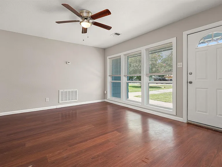 2318 Pecan St — Photo 6