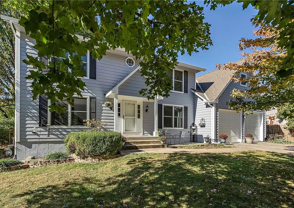 1st image of 804 NE Mary Ct