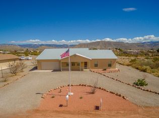 8 Stagecoach Trl, La Luz, NM 88337