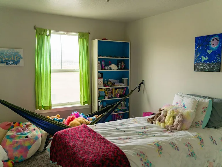 2543 N Drexler Dr — Photo 9