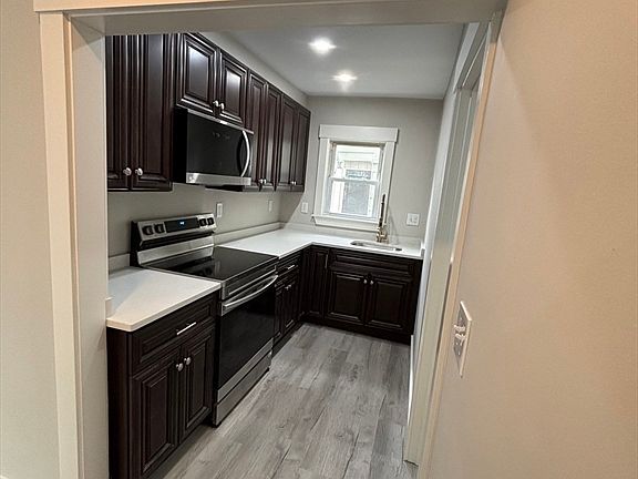5th image of 22 Pleasant St