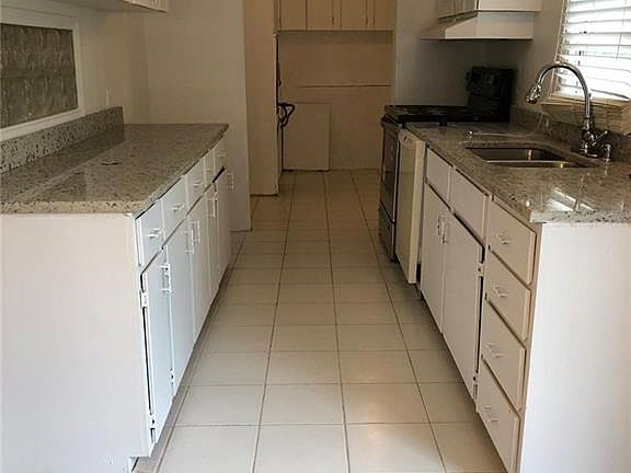3rd image of 1338 Honeysuckle Dr