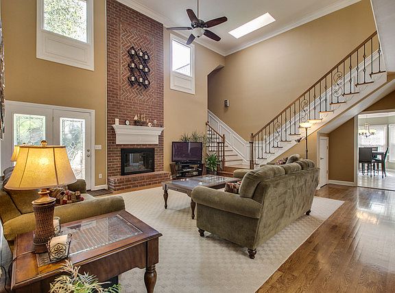 5th image of 1302 White Oak Ln