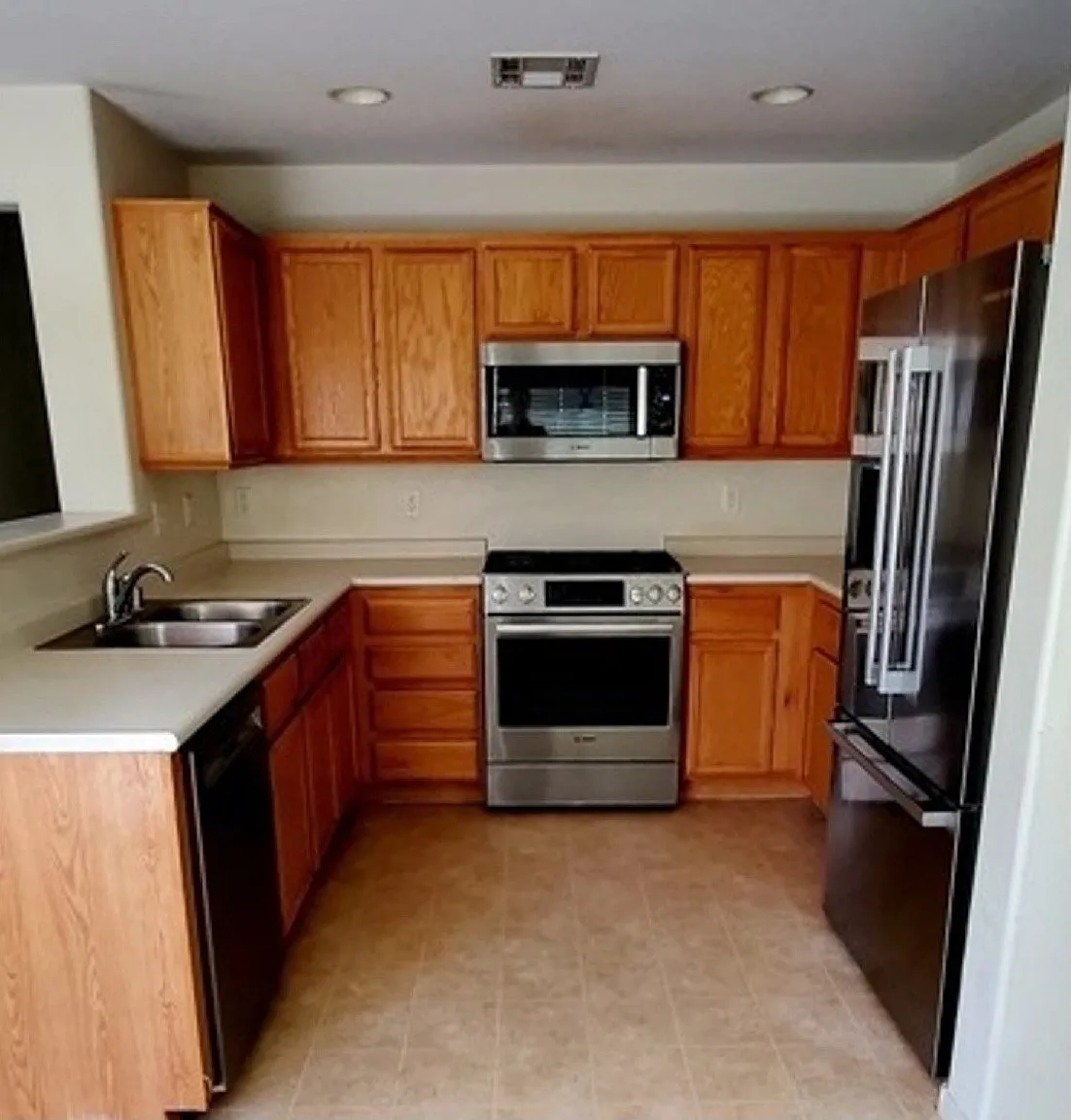 3 bed, 2.5 bath, 1595 sqft, $1,950 — Photo 3