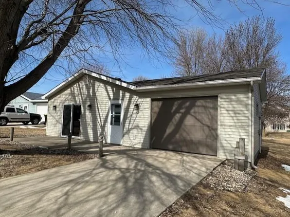 544 River Bluff Dr, Windom, MN 56101