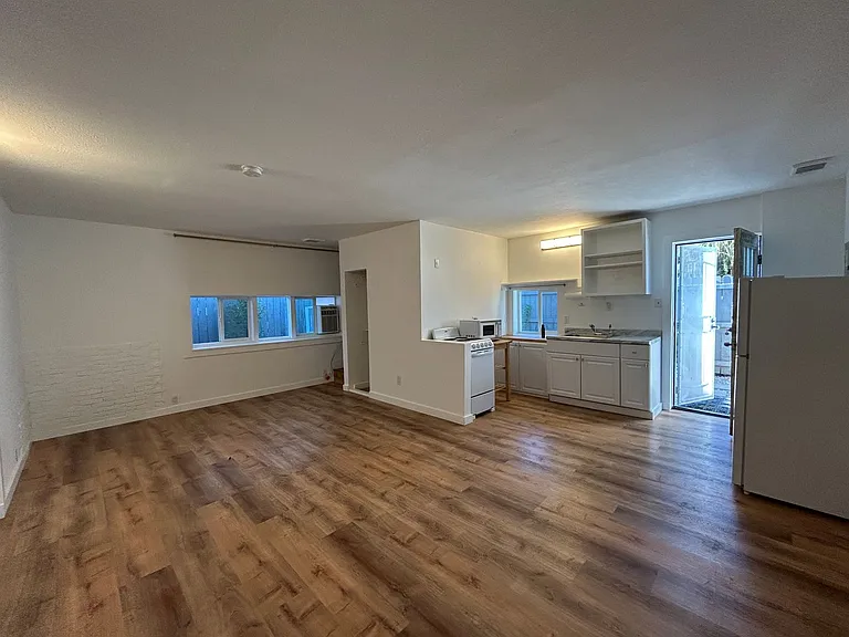 218 SW 7th St — Photo 10