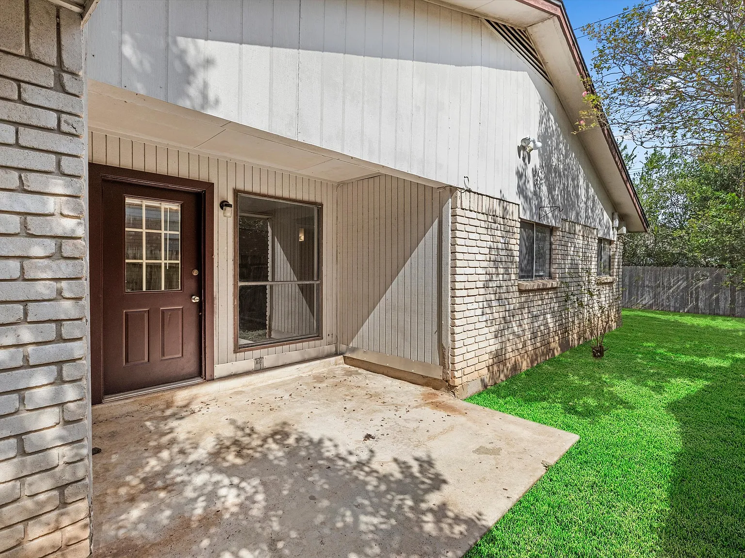 3 bed, 1239 sqft, $1,450 — Photo 1