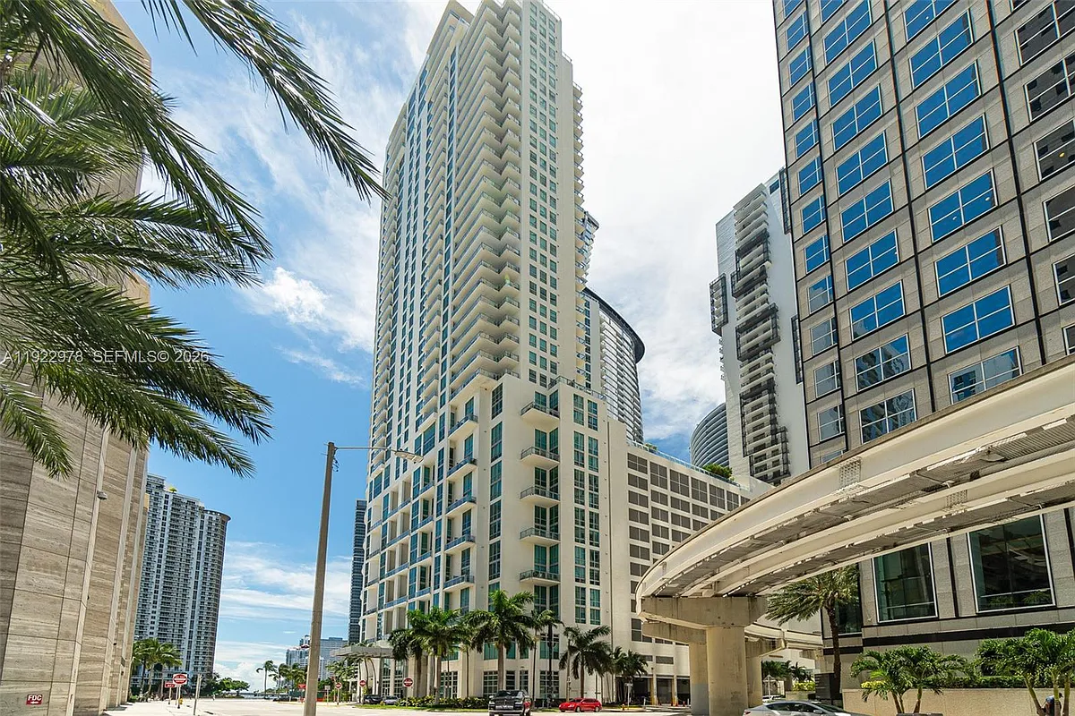 Building Photo - 300 S Biscayne Blvd #T-1411