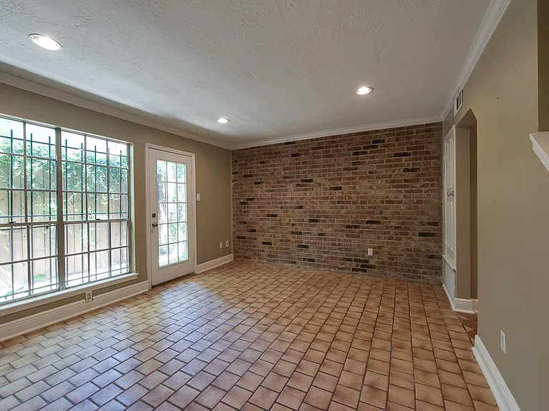 12 Hyde Park Blvd #6 — Photo 5