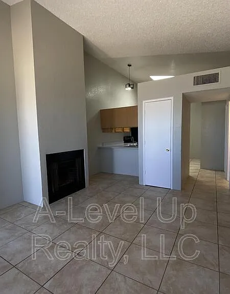 405 E Thoroughbred St #1 — Photo 8