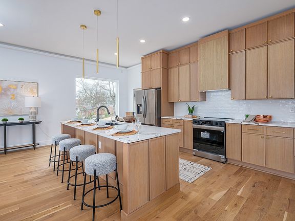 3rd image of 1001 Glenview Dr