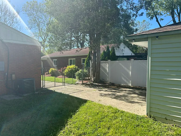 4987 Roosevelt Blvd — Photo 23
