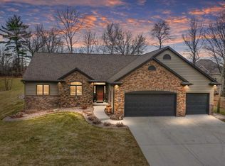 867 Lincoln Castle Ct, Green Bay, WI 54313