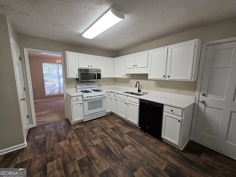 302 Henley Way — Photo 5