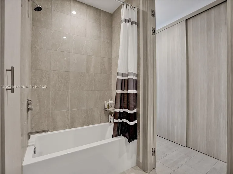 1000 Brickell Plz #Penthouse 5103 — Photo 25