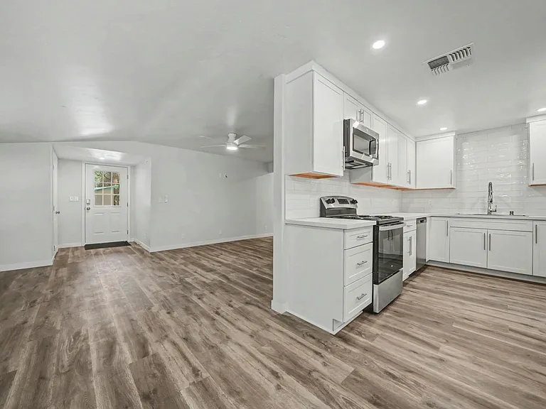 202 Lambert Ln — Photo 1