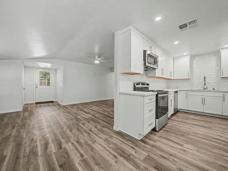1st image of 202 Lambert Ln