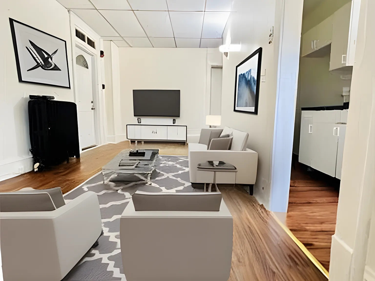 Charming Ground Floor 3BD/1BA Apartment - Perfectly Located — Photo 2