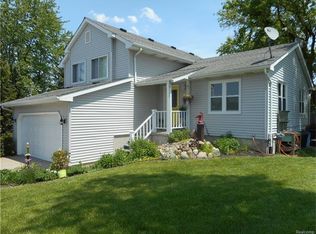 725 Hazelnut St, Fowlerville, MI 48836