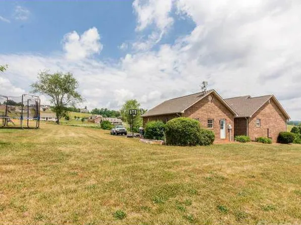 121 Richmond Ave, Surgoinsville, TN 37873