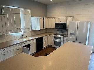 3rd image of 516 E 3rd St