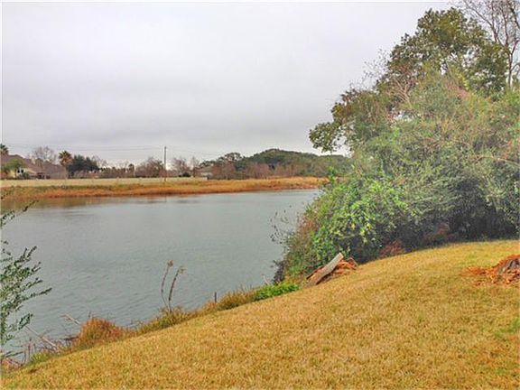 Enjoy wonderful views, kayaking and fishing in the Artesian spring-fed Lake behind your back yard!