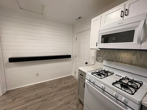 4th image of 301 Webb St