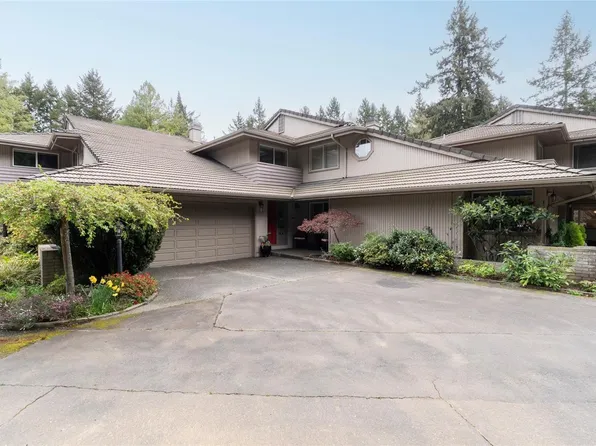1040 Pondwood Ln #3, Saanich, BC V8X 4S6